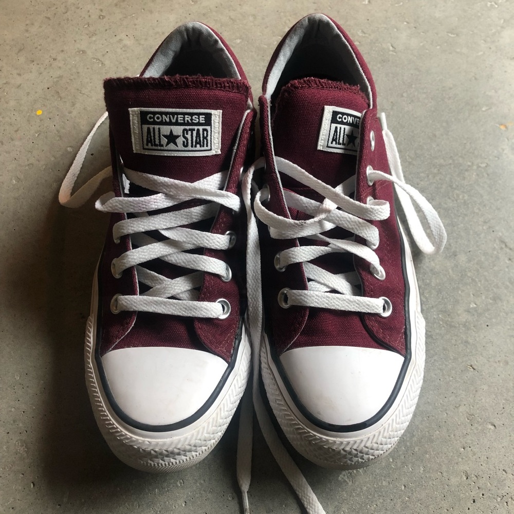 Beautiful burgundy converse size 8